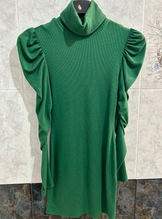 Vestido verde con mangas abullonadas