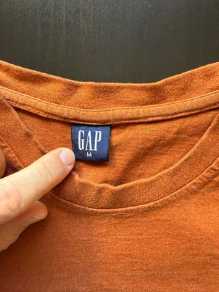 - Camiseta naranja con logo Army