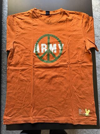 - Camiseta naranja con logo Army