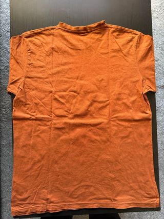 - Camiseta naranja con logo Army