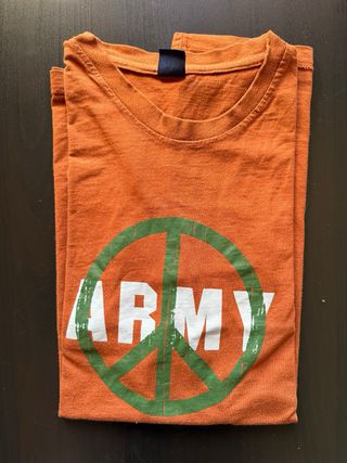 - Camiseta naranja con logo Army