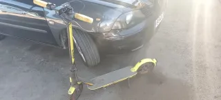 Patinete eléctrico amarillo