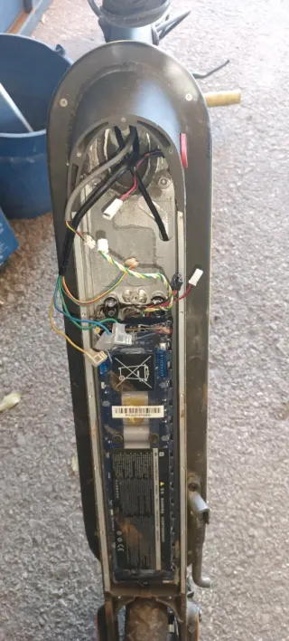 Patinete eléctrico amarillo