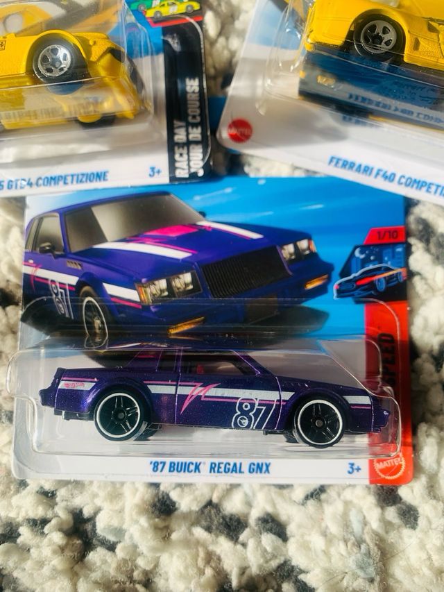 Hot Wheels Ferrari amarillo y Buick