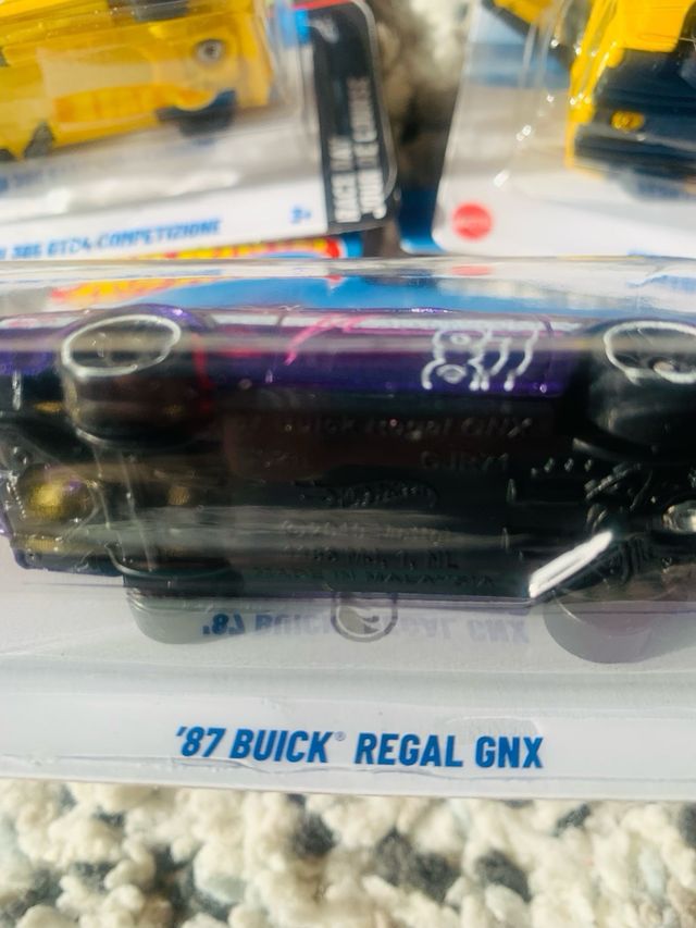 Hot Wheels Ferrari amarillo y Buick