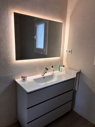 Specchio LED antiappannamento per lavandino