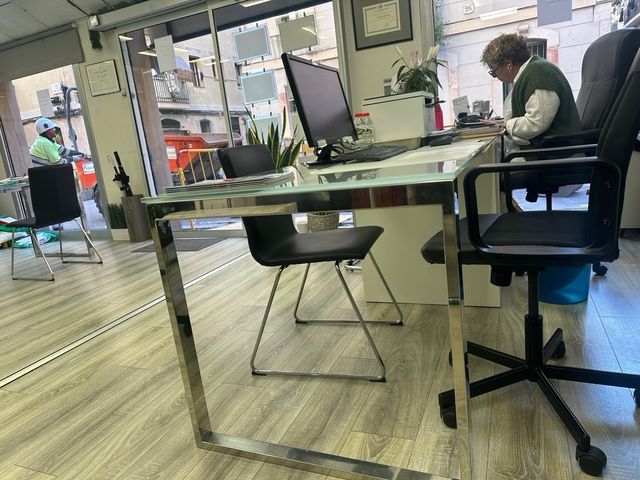 Tavolo da ufficio in vetro e metallo