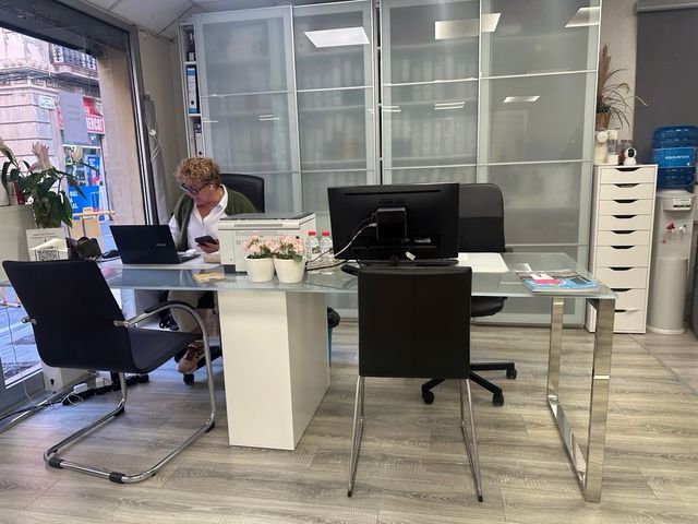 Tavolo da ufficio in vetro e metallo