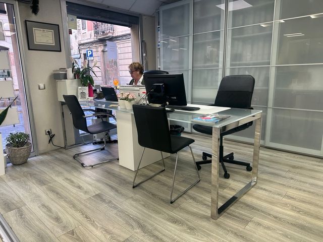 Tavolo da ufficio in vetro e metallo