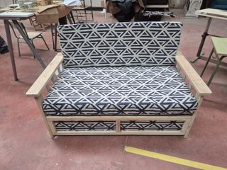 Sofá restaurado con cajonera