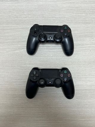 PS4 (PlayStation 4) Negra + 2 Controles