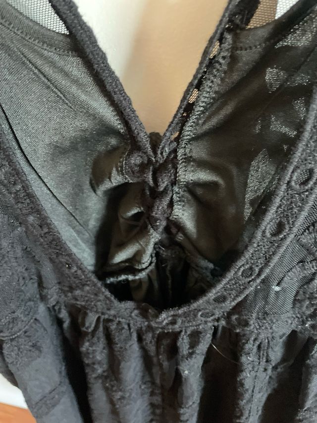 Vestito nero in pizzo con trasparenze