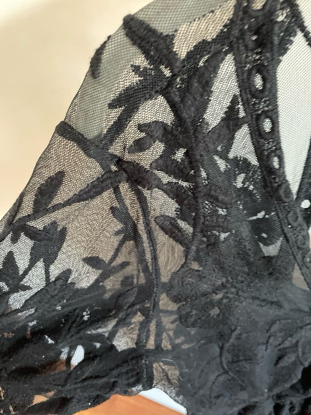 Vestito nero in pizzo con trasparenze