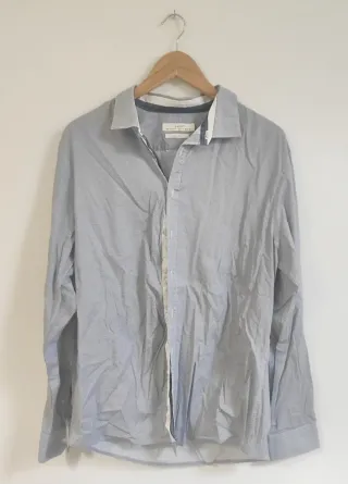 Camisa de hombre azul y blanca