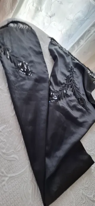 Fular de raso bordado negro y plateado