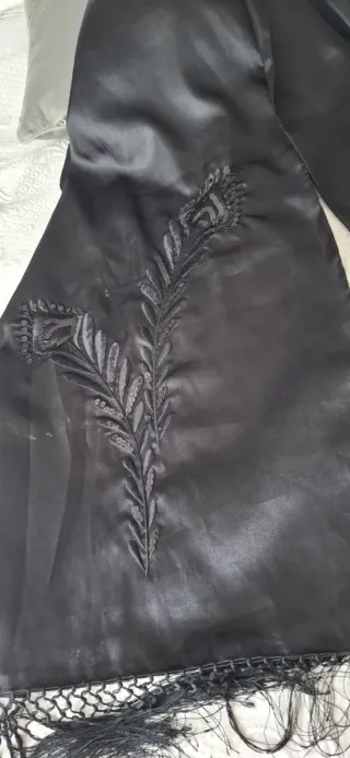 Fular de raso bordado negro y plateado