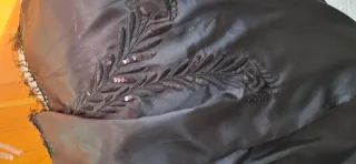 Fular de raso bordado negro y plateado