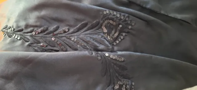 Fular de raso bordado negro y plateado