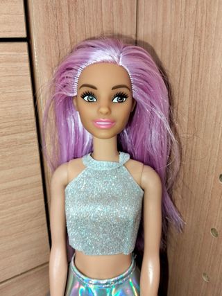 Barbie rocker con vestiti