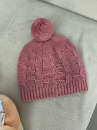 Gorro y zapatillas infantiles