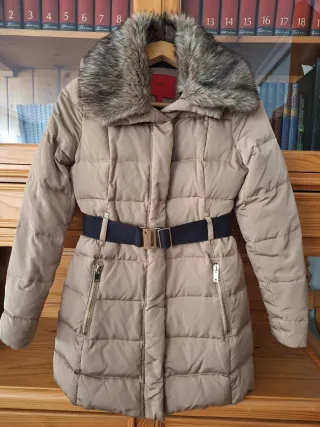 Abrigo MNG Beige con Cinturón y Cuello Peludo
