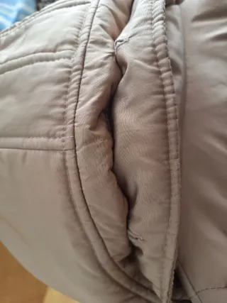 Abrigo MNG Beige con Cinturón y Cuello Peludo