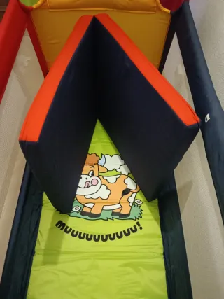 Cuna de viaje con estampado de vaca