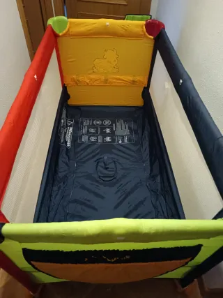 Cuna de viaje con estampado de vaca