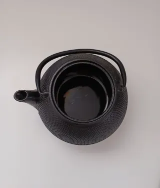Tetera de hierro fundido negra