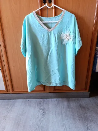 Camiseta elegante de color turquesa