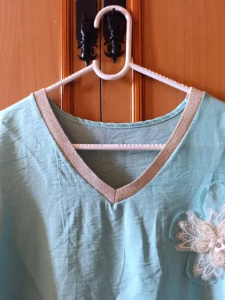 Camiseta elegante de color turquesa