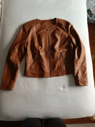 Cazadora efecto piel.