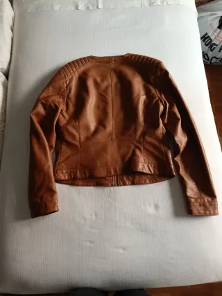 Cazadora efecto piel.