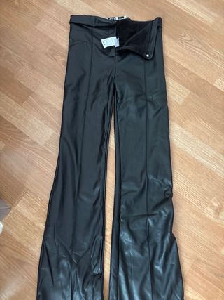 Pantalones efecto piel negros