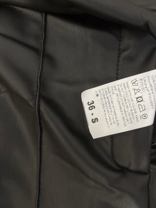 Pantalones efecto piel negros