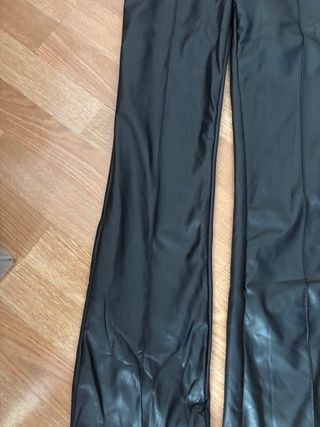 Pantalones efecto piel negros