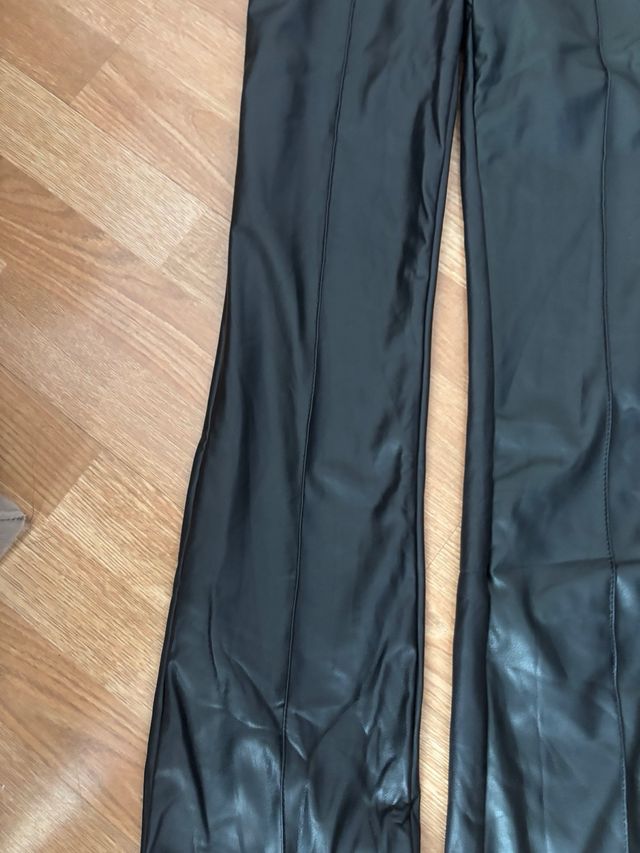 Pantalones efecto piel negros