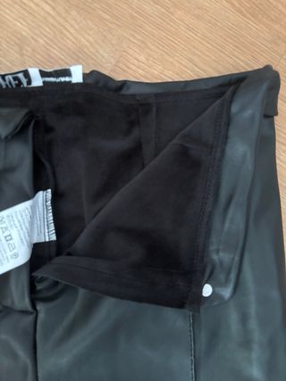 Pantalones efecto piel negros