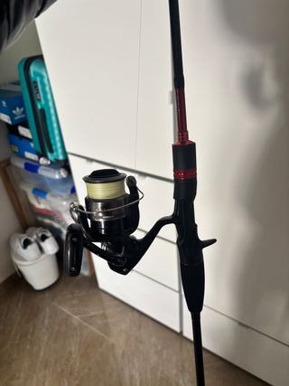 Caña de spining y calamares de fibra de carbono