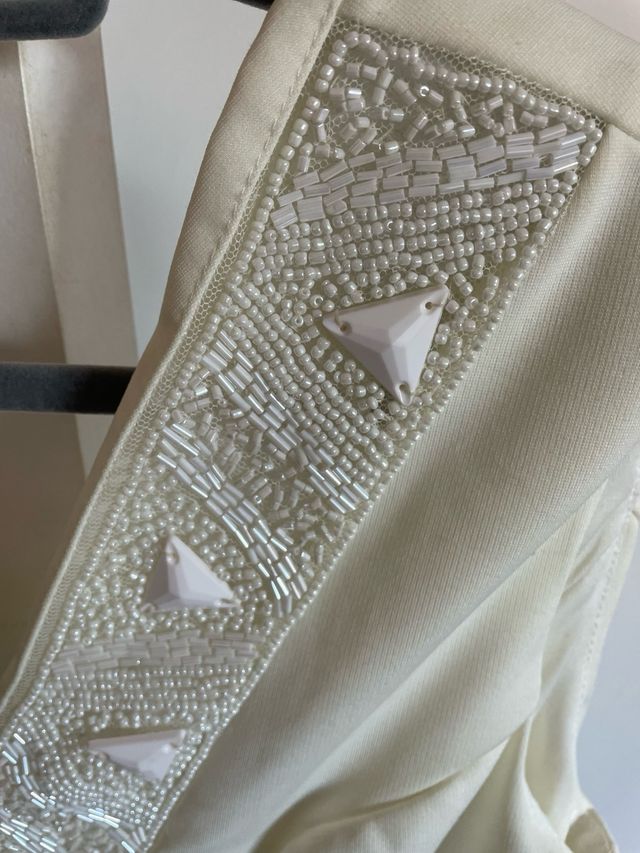 Abito bianco elegante con paillettes