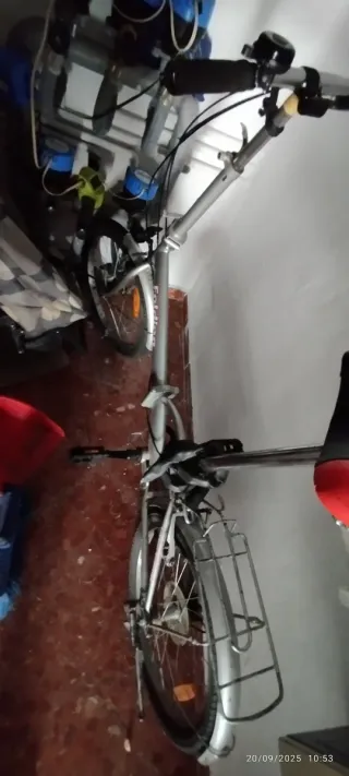 Bicicleta plegable grigia