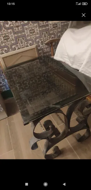 Mesa de forja con sobre de cristal