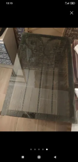 Mesa de forja con sobre de cristal