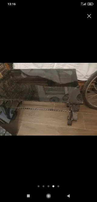 Mesa de forja con sobre de cristal