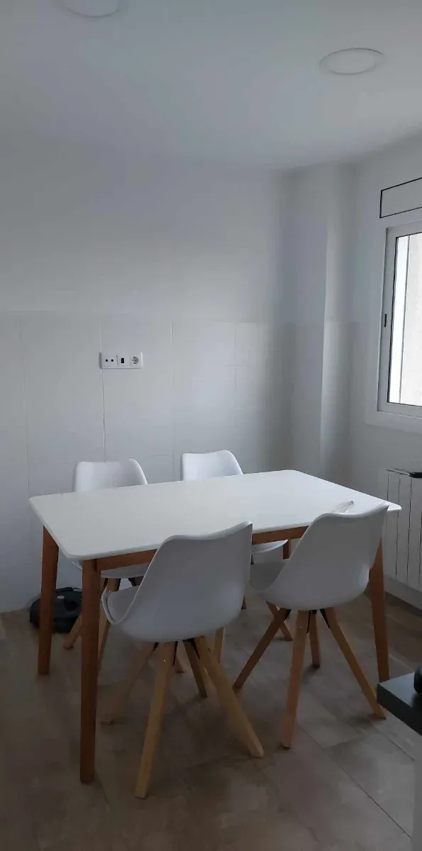 Conjunto de comedor – mesa + 4 sillas JYSK