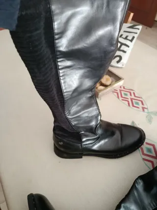 Botas altas planas negras lleva elástico y da más