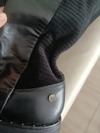 Botas altas planas negras lleva elástico y da más