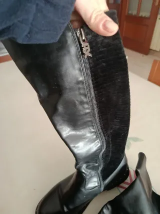 Botas altas planas negras lleva elástico y da más