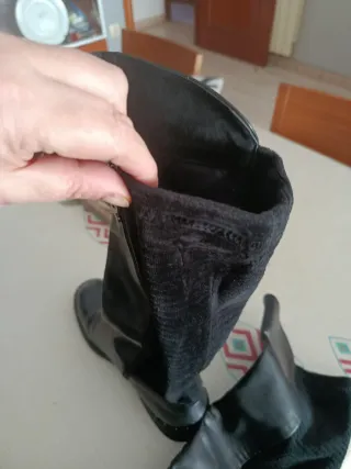 Botas altas planas negras lleva elástico y da más