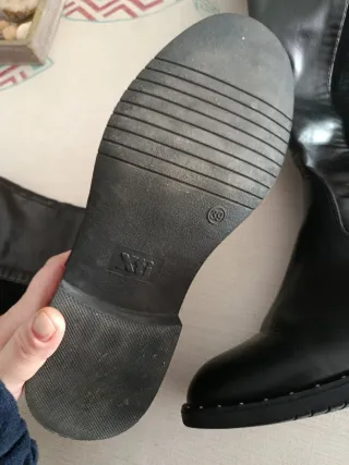 Botas altas planas negras lleva elástico y da más